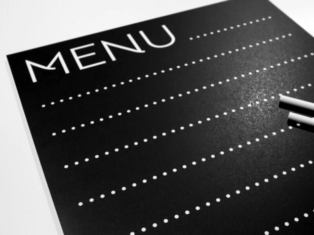 Tablica kredowa z nadrukiem menu 021 - Wzór graficzny. Czarny prostokąt z białym napisem MENU i kropkami