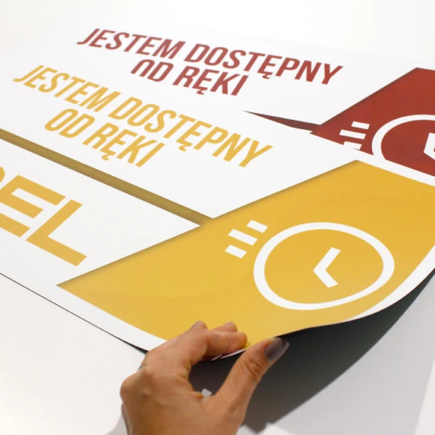 Mata magnetyczna z własnym nadrukiem - Wzór graficzny. Elementy tekstowe w dwóch kolorach, zegar i ikony