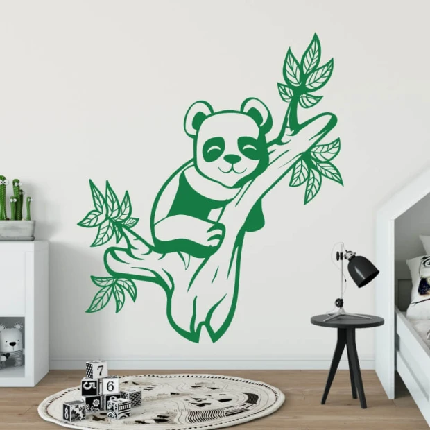 Naklejka na ścianę dla dzieci miś panda 2401 - Wzór graficzny. Panda siedzi na gałęzi, otoczona liśćmi, w kolorze zielonym