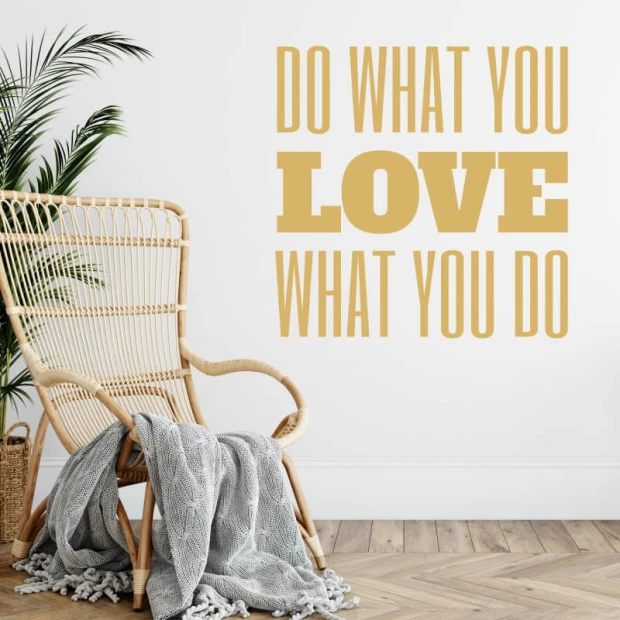 Naklejka na ścianę sentencja Do what you love 2396 - Aranżacja w salonie. Ściana w jasnym kolorze, drewniana podłoga