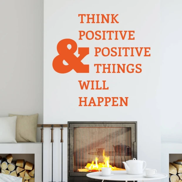 Naklejka na ścianę sentencja Think positive 2394 - Aranżacja w salonie. Ściana w jasnym kolorze, kominek i drewniana podłoga