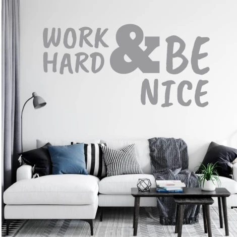 Naklejka na ścianę sentencja Work hard and be nice 2395 - Aranżacja w salonie. Ściany w jasnym kolorze, sofa z poduszkami