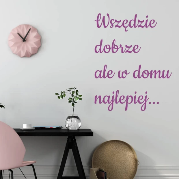 Naklejka na ścianę sentencja Wszędzie dobrze 2397 - Aranżacja w pokoju. Ściana w jasnym kolorze, stół i krzesło