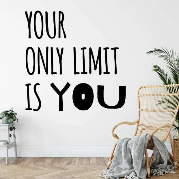 Szablon na ścianę sentencja Your only limit is you 2393 - Aranżacja w salonie. Jasne ściany, drewniana podłoga, nowoczesne