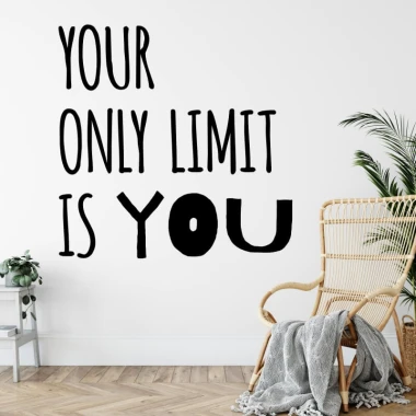 Szablon na ścianę sentencja Your only limit is you 2393 - Aranżacja w salonie. Jasne ściany, drewniana podłoga, nowoczesne
