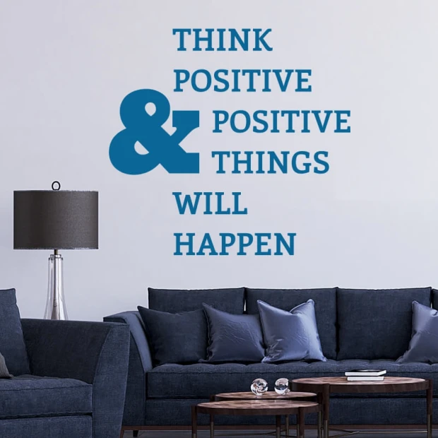 Szablon do malowania sentencja Think positive 2394 - Aranżacja w salonie. Szare ściany, ciemny narożnik i lampa