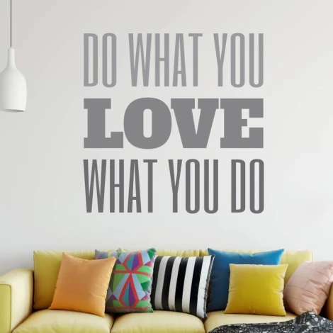 Szablon malarski sentencja Do what you love 2396 - Aranżacja w salonie. Ściany w jasnym kolorze, sofa z poduszkami w różnych