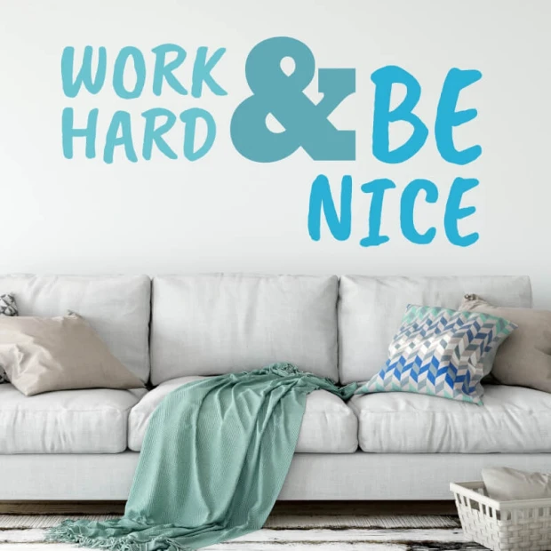 Szablon malarski sentencja Work hard and be nice 2395 - Aranżacja w salonie. Jasne ściany, kanapa z poduszkami w różnych