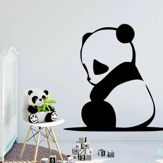 Szablon na ścianę miś panda 2398 - Wzór graficzny. Postać misia pandy w pozycji siedzącej, z dużą głową i zaokrąglonymi