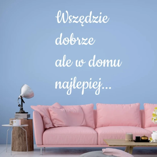 Szablon na ścianę sentencja Wszędzie dobrze 2397 - Aranżacja w salonie. Ściany w jasnym kolorze, meble w odcieniach różu