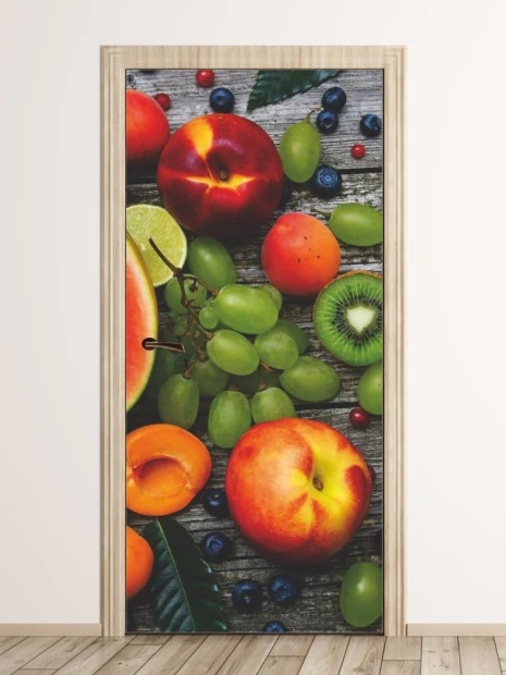 Fototapeta na drzwi z kolorowym motywem owoców, takich jak brzoskwinie, winogrona i kiwi na tle desek