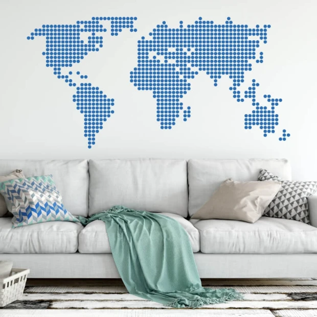 Szablon do malowania mapa świata 05 - Aranżacja w salonie. Ściany w jasnym kolorze, sofa w neutralnych odcieniach