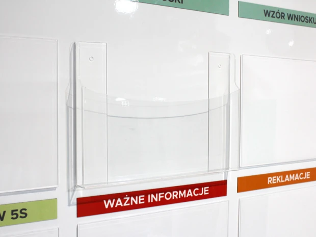 Kieszeń wisząca z plexi A4 głębokość 4cm pion/poziom - Aranżacja w biurze. Ściany w jasnym kolorze, minimalistyczny styl