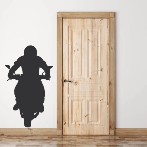 Naklejka na ścianę motocyklista 2308 - Aranżacja w przedpokoju. Ściany w jasnym kolorze, drewniane drzwi