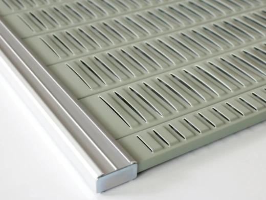 Tablica planer T-Card w zbliżeniu na puste kolumny z nacięciami i aluminiową ramę wykończeniową