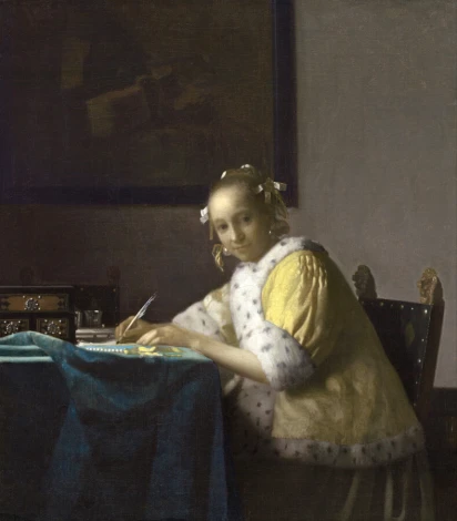 Reprodukcja A Lady Writing, Johannes Vermeer - Aranżacja w pokoju. Ściany w stonowanych kolorach, meble drewniane