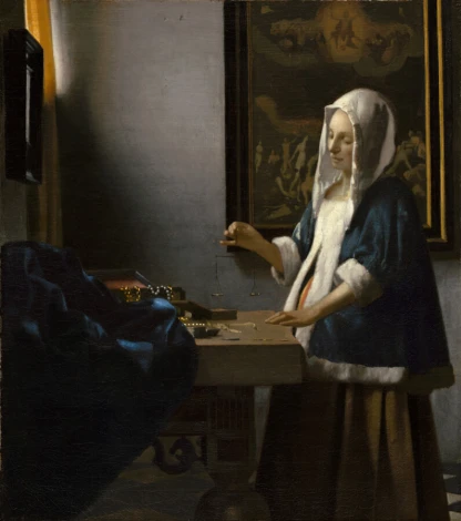 Reprodukcja Woman Holding a Balance, Johannes Vermeer - Aranżacja w pokoju. Ściany w jasnych odcieniach, stół z przedmiotami