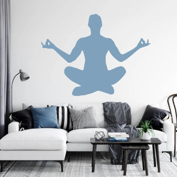 Szablon na ścianę joga 2413 - Aranżacja w salonie. Ściany w jasnym kolorze, meble w odcieniach szarości i niebieskiego