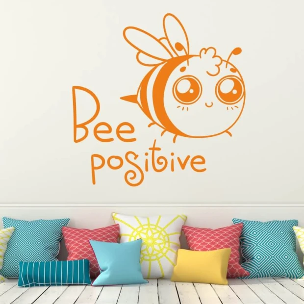 Naklejka na ścianę bee positive 2419 - Wzór graficzny. Grafika przedstawia uśmiechniętą pszczołę z dużymi oczami oraz napis