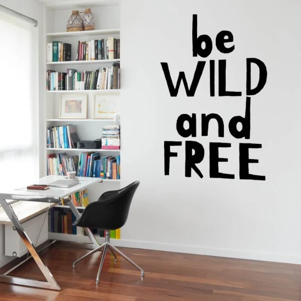 Naklejka na ścianę sentencja Be wild and free 2422 - Aranżacja w biurze. Ściany w jasnym kolorze, drewniana podłoga, regał