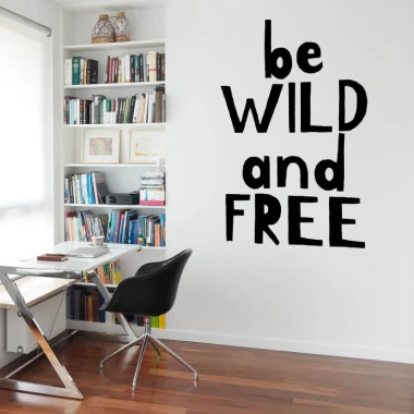 Naklejka na ścianę sentencja Be wild and free 2422 - Aranżacja w biurze. Ściany w jasnym kolorze, drewniana podłoga, regał