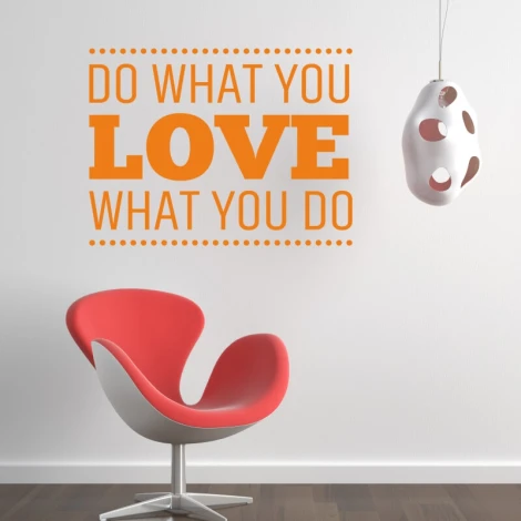 Naklejka na ścianę sentencja Do what you love 2424 - Aranżacja w salonie. Ściana w jasnym kolorze, czerwony fotel