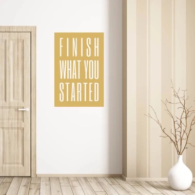 Naklejka na ścianę sentencja Finish what you started 2425 - Aranżacja w pokoju. Ściana w jasnym kolorze, podłoga drewniana