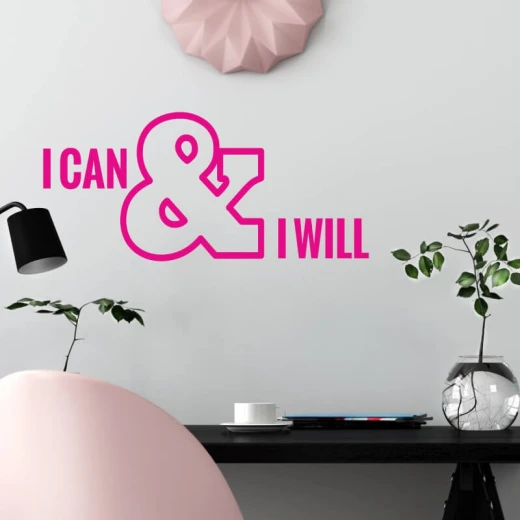 Naklejka na ścianę we wnętrzu z dużym znakiem ampersand i napisem I can and I will w przykładowym różowym kolorze