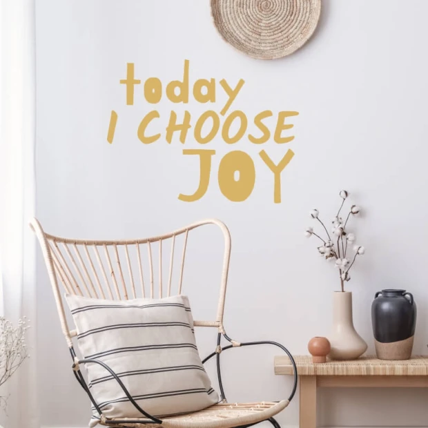 Naklejka na ścianę z napisem Today I choose joy w trzech linijkach, w przykładowej złotej kolorystyce