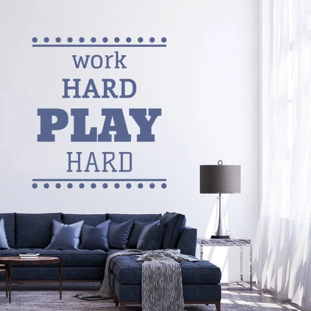 Naklejka na ścianę Work hard play hard 2429 - Aranżacja w salonie. Ściany w jasnym kolorze, ciemna kanapa i lampa