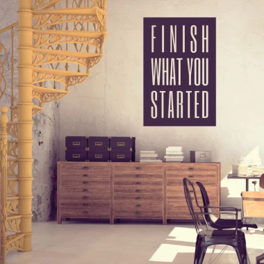 Szablon do malowania sentencja Finish what you started 2425 - Aranżacja w biurze. Ściany w jasnym kolorze, meble