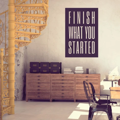 Szablon do malowania sentencja Finish what you started 2425 - Aranżacja w biurze. Ściany w jasnym kolorze, meble