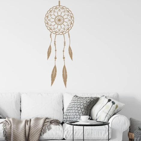 Szablon malarski dream catcher 2421 - Aranżacja w salonie. Jasne ściany, sofa z poduszkami, stół obok
