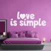 Szablon malarski Love is simple 2431 - Aranżacja w sypialni. Ściany w odcieniu fioletowym, łóżko z poduszkami w tym samym