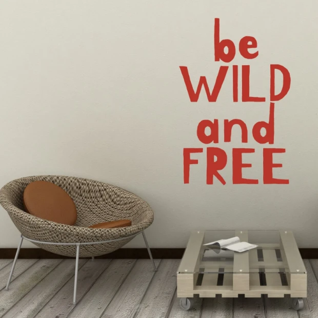 Szablon malarski sentencja Be wild and free 2422 - Aranżacja w salonie. Ściany w jasnym kolorze, meble w naturalnych