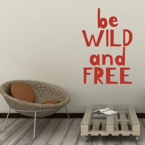 Szablon malarski sentencja Be wild and free 2422 - Aranżacja w salonie. Ściany w jasnym kolorze, meble w naturalnych