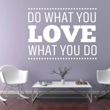 Szablon malarski sentencja Do what you love 2424 - Aranżacja w salonie. Ściana w jasnym kolorze, nowoczesne meble