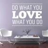 Szablon malarski sentencja Do what you love 2424 - Aranżacja w salonie. Ściana w jasnym kolorze, nowoczesne meble