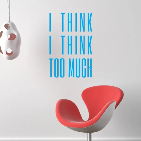 Szablon malarski sentencja I think I think too much 2427 - Aranżacja w salonie. Ściana w jasnym kolorze, nowoczesne meble