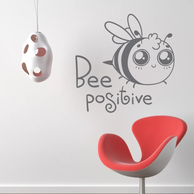 Szablon malarski z wzorem wesołej pszczoły i napisem Bee positive w przykładowej szarej kolorystyce