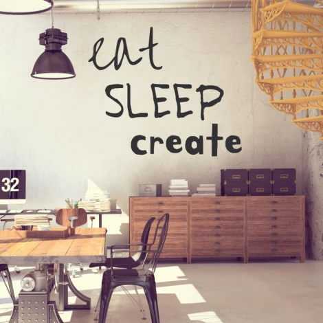 Szablon na ścianę Eat sleep create 2423 - Aranżacja w biurze. Ściany w jasnym kolorze, drewniane meble i industrialne lampy