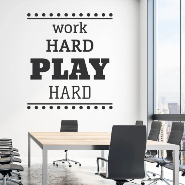 Szablon na ścianę Work hard play hard 2429 - Aranżacja w biurze. Ściany w jasnym kolorze, nowoczesne meble