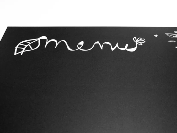 Tablica kredowa z nadrukiem menu 005 - Wzór graficzny. Nadruk w formie napisu menu z liściem i kwiatem