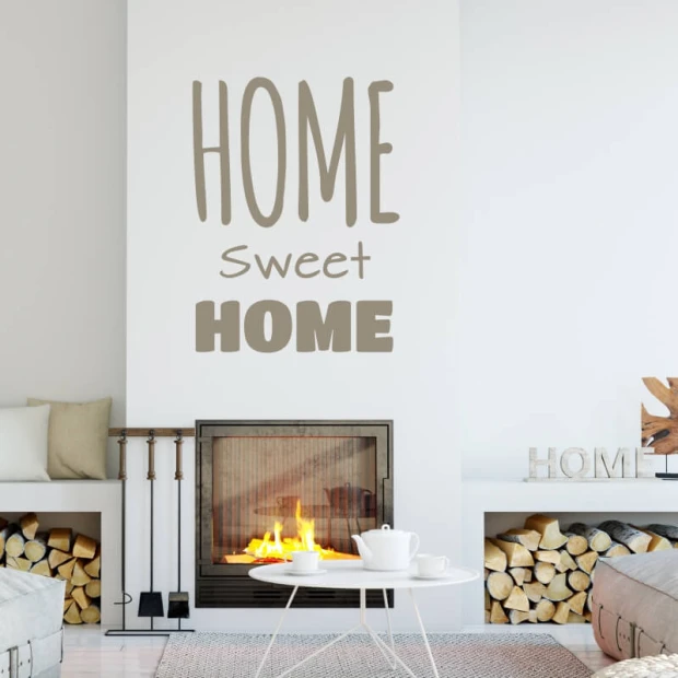 Szablon malarski Home sweet home 2432 - Aranżacja w salonie. Ściany w jasnych odcieniach, kominek z drewnem w tle