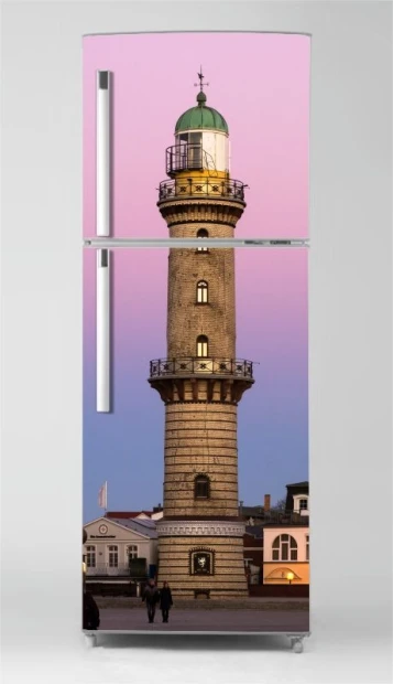 Naklejka z nadrukiem latarni morskiej na tle różowego nieba, naklejona na front dwudrzwiowej lodówki