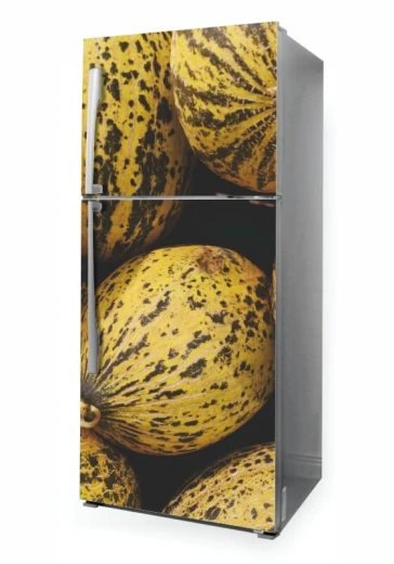 Okleina samoprzylepna na lodówkę z nadrukiem żółtych melonów w ciemne plamki na czarnym tle