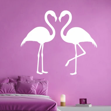 Naklejka na ścianę flamingi 2438 - Aranżacja w sypialni. Ściany w kolorze różowym, łóżko z poduszkami w odcieniach fioletu