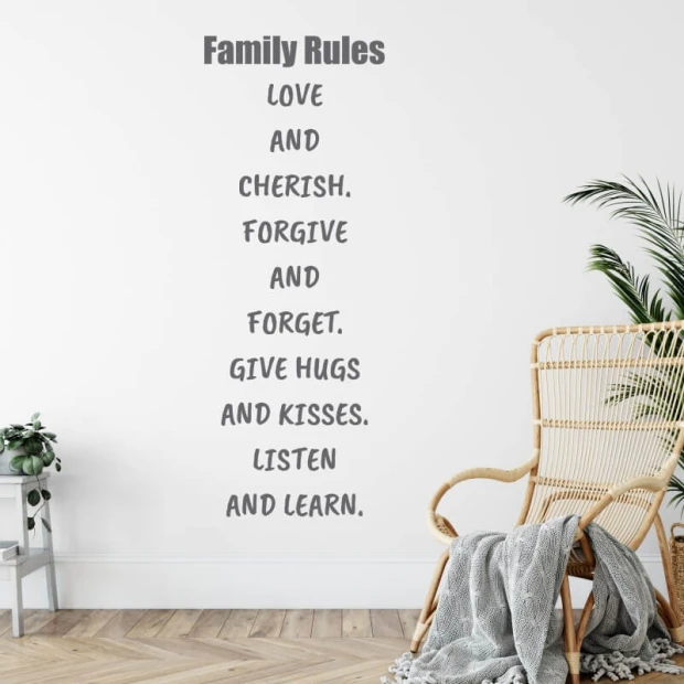 Naklejka na ścianę sentencja Family rules 2434 - Aranżacja w salonie. Ściany w jasnym kolorze, drewniana podłoga, rośliny