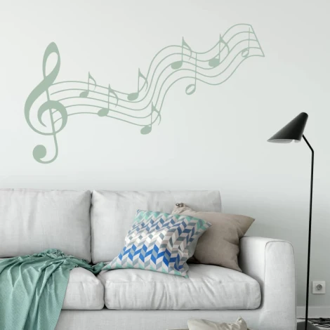 Szablon malarski nuty 2439 - Aranżacja w salonie. Jasne ściany, sofa z poduszkami w geometryczne wzory