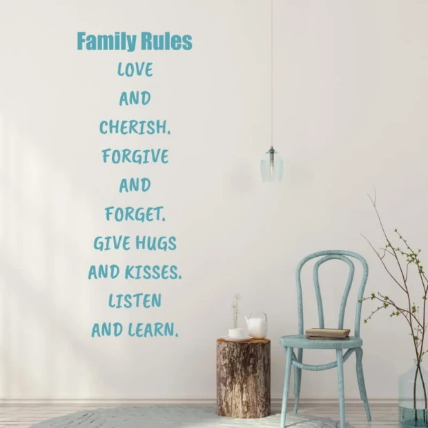 Szablon malarski sentencja Family rules 2434 - Aranżacja w salonie. Jasne ściany, drewniane meble, minimalistyczny styl